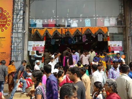 தீபாவளிக்கு ஆடைகள், பொருட்கள் வாங்க அலைமோதிய மக்கள்... திணறிய தி. நகர்