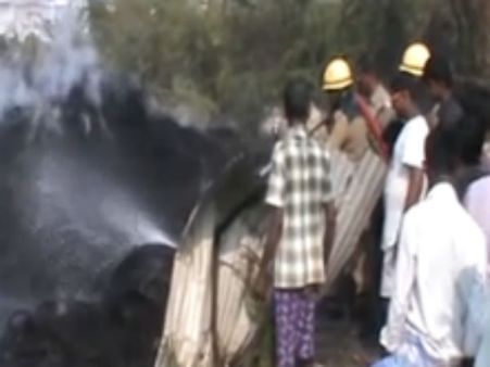 ஈரோடு அருகே டயர் குடோனில் பயங்கர தீ விபத்து- வீடியோ