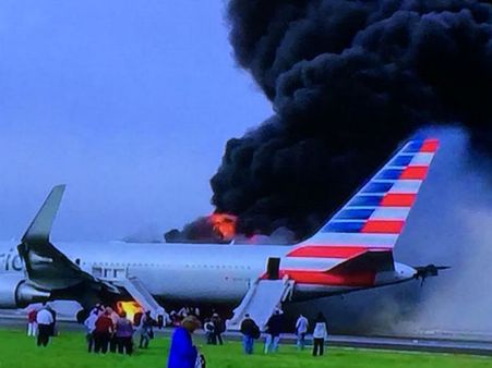 ஓடுபாதையில் விமானத்தில் தீ விபத்து; சிகாகோ விமான நிலையத்தில் பரபரப்பு!