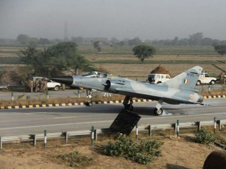 இந்திய சாலைகளில் கார், பஸ் மட்டும்தான் ஓடனுமா.. இனிமேல் விமானமும் ஓடும் பாஸ்..!