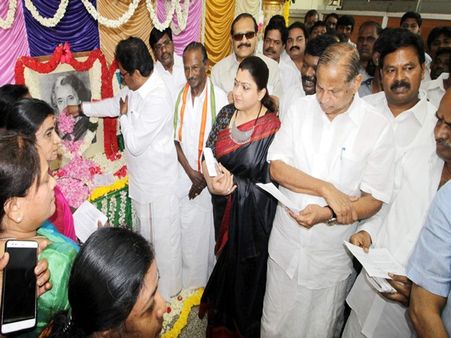 இந்திரா காந்தி நினைவு தினம்: திருநாவுக்கரசர், குமரி அனந்தன், குஷ்பு மரியாதை