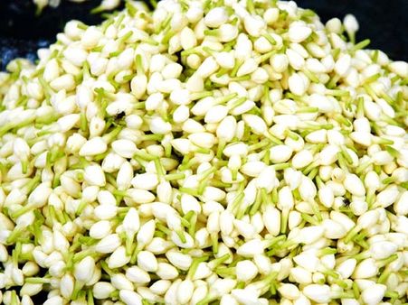 தீபாவளி.. தலையில் சூடும் மல்லி விலை கூடியது… சாமிக்கு சாத்தும் சாமந்தி விலை குறைந்தது