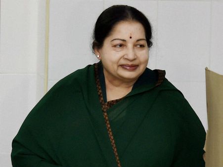 செயற்கை சுவாசத்தில் ஜெயலலிதா.. அரசு நிர்வாகத்தை அசராமல் வழி நடத்துவது யார் தெரியுமா?