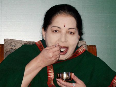 ஜெ.வுக்கு நுரையீரல் அடைப்பை நீக்குவதில் முன்னேற்றம்- செயற்கை சுவாசம் இனி இல்லை! #jayalalithaa