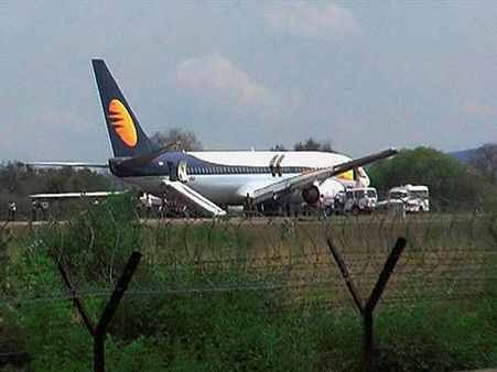 கண்ணு மண்ணு தெரியாமல் கண்டபடி தரையிறங்கிய ஜெட் விமானம்.. திருவனந்தபுரம் ஏர்போர்ட்டில் நடந்த திகில்