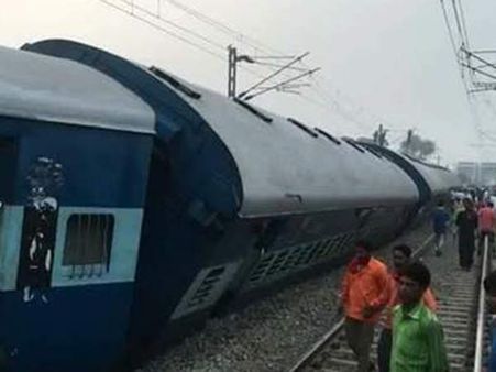 ஜீலம் எக்ஸ்பிரஸ் ரயில் தடம் புரண்டது: 3 பேர் காயம்- 4 ரயில்கள் ரத்து