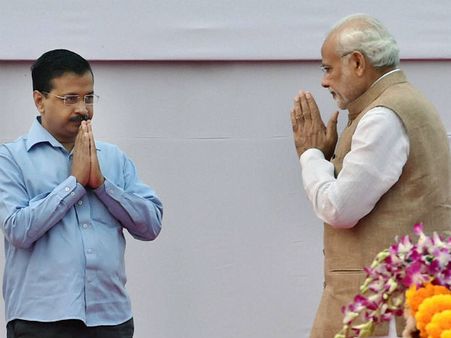 நீதிபதிகள் போனை ஒட்டுக் கேட்பதா? மோடி முன்னிலையில் கேஜ்ரிவால் காட்டம்