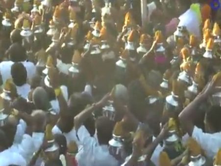 ஜெ.,நலம் பெற... அமைச்சர் ஓ.பன்னீர்செல்வம் தலைமையில் 2500 பெண்கள் பால்குடம் எடுத்து வழிபாடு