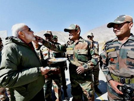 ஹிமாச்சலில் ராணுவ வீரர்களுடன் தீபாவாளி கொண்டாடிய மோடி!