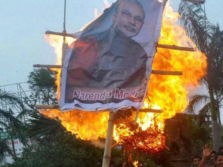 காவிரி: மத்திய அரசின் துரோகத்தைக் கண்டித்து தமிழகத்தில் வெடித்தது போராட்டம்- மோடி கொடும்பாவி எரிப்பு