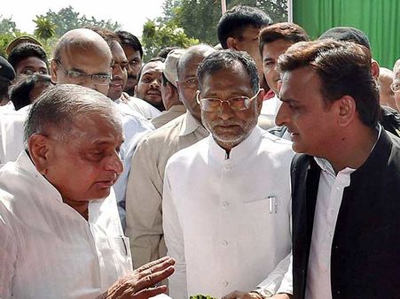 முதல்வர் பதவியில் இருந்து அகிலேஷ் யாதவ் நீக்கம் இல்லை- சிவ்பாலுடன் சமாதானமாக போக முலாயம் அட்வைஸ்!!