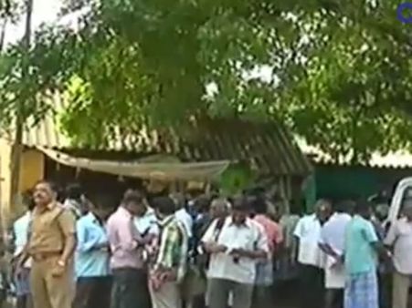 காவல் நிலையம் அருகில் ரவுடி ஓட ஓட வெட்டிக் கொலை: வீடியோ