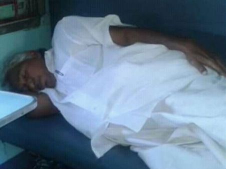 2ம் வகுப்பு பெட்டியில் தனியாக ரயில் பயணம் செய்யும் உம்மன் சாண்டி… கற்றுக் கொள்ளுமா தமிழகம்!