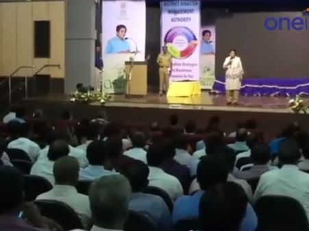 நெருங்கும் வடகிழக்குப் பருவமழை... முன்னெச்சரிக்கை நடவடிக்கைகள் குறித்து கிரண்பேடி ஆலோசனை- வீடியோ