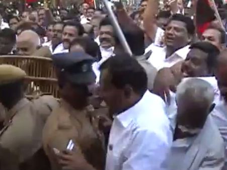 காவிரிக்காக ரயில் மறியல்.. திருச்சியில் போலீஸ்-திமுக தொண்டர்கள் மோதலால் பரபரப்பு- வீடியோ