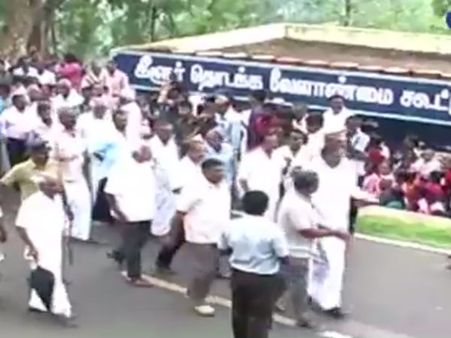 லோன் தருவதில் பாராபட்சம்... வங்கி மேலாளரை முற்றுகையிட்ட உதகை கிராம மக்கள்- வீடியோ