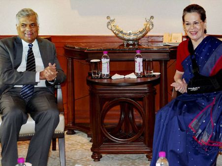 இந்தியாவில் 3 நாள் பயணம்.. சோனியா, மன்மோகனை சந்தித்தார் இலங்கை பிரதமர் ரணில்