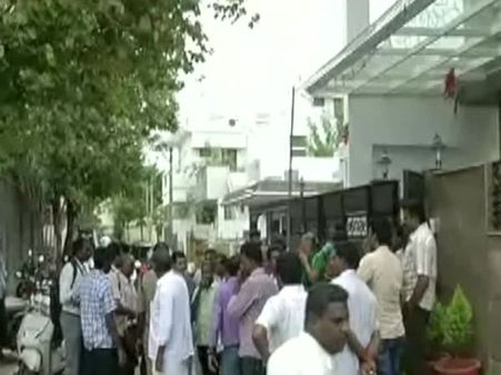 வீடு புகுந்து கத்தி முனையில் கொள்ளை முயற்சி... சுற்றி வளைத்த மக்கள்... 2 பேர் கைது- வீடியோ