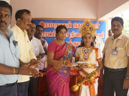 முப்பெரும் தேவியர் வேடமிட்ட மாணவியர்.. காரைக்குடி பள்ளியில் நவராத்திரி விழா
