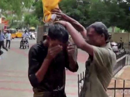 பொய் வழக்கு டார்ச்சர்... மதுரை கலெக்டர் அலுவலகத்தில் தீக்குளிக்க முயன்ற தந்தை- மகன்- வீடியோ