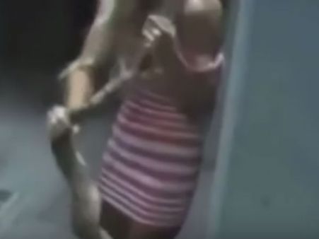 மாடல் அழகி மார்பகத்தை கொத்திய பாம்பு, சுருண்டு விழுந்து இறந்தது ஏன்?- வைரலாகும் வீடியோ