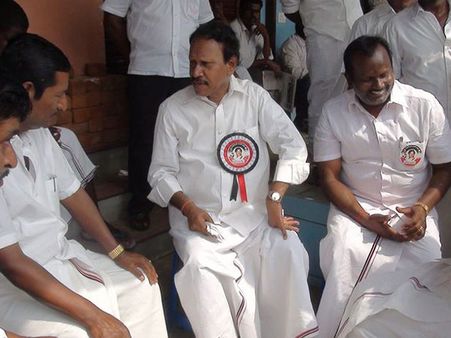 தமிழகத்தின் பிரதிநிதிகளை சந்திக்க மறுத்து அவமதிப்பதா? மோடி அலுவலகம் முன் அதிமுக எம்பிக்கள் தர்ணா!!