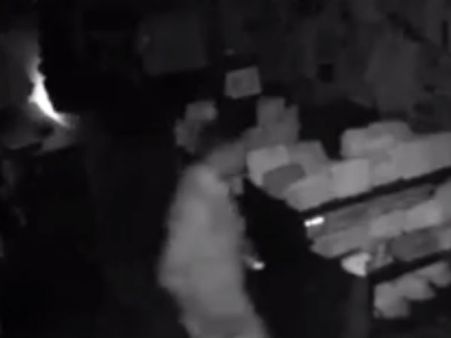 ஜவுளிக்கடையின் பூட்டை உடைத்து ரூ 1,17,000 கொள்ளை... சிசிடிவியில் பதிவான கொள்ளையன் உருவம்- வீடியோ