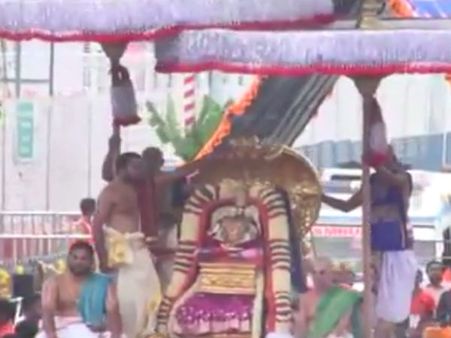 திருப்பதி பிரம்மோற்றம்: சின்னசேஷ வாகனத்தில் உலா வந்த மலையப்ப சுவாமி - வீடியோ