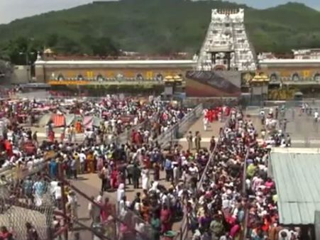 கருடசேவையை காண வந்த பக்தர்கள் கூட்டம்- நெரிசலில் காயம் - வீடியோ