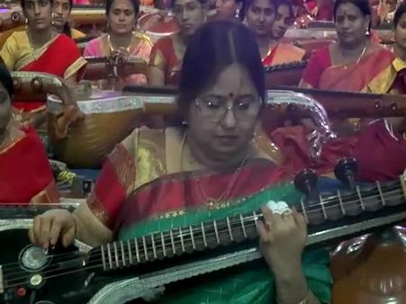 மதுரை மீனாட்சியம்மன் கோவிலில் 108 வீணை இசை கச்சேரி- வீடியோ