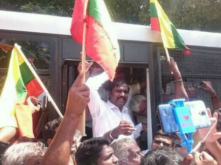 சென்னையில் ஆளுநர் மாளிகையை முற்றுகையிடத் திரண்ட வேல்முருகன்.. நூற்றுக்கணக்கனோர் கைது