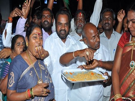 அப்பல்லோ வாசலில் திருவிழாக்கோலம்.. ஆட்டம், பாட்டம், ஸ்வீட் வினியோகம்