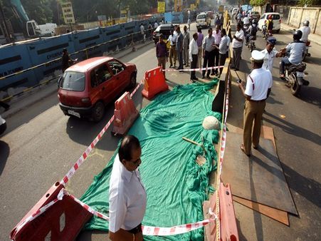 சென்னை அண்ணாசாலையில் திடீர் பள்ளம்.. போக்குவரத்து பாதிப்பு