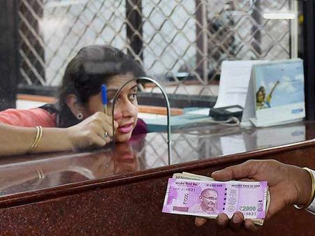 பொதுத்துறை வங்கிகளுக்கு ரூ5 கோடி.. தனியார் வங்கிகளுக்கு ரூ6,000 கோடியா? சீறும் வங்கி அதிகாரிகள்