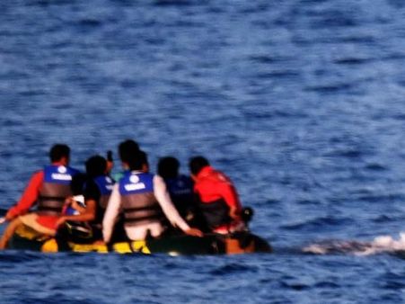 லிபியாவில் அகதிகளை ஏற்றிச் சென்ற 2 படகுகள் கடலில் கவிழ்ந்து விபத்து: 240 பேர் பலி