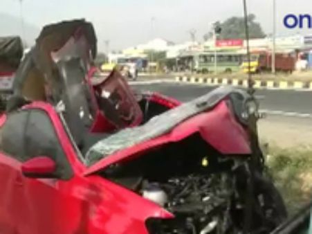 சேலம் அருகே லாரி மீது கார் மோதி விபத்து... மருத்துவக்கல்லூரி மாணவர்கள் 2 பேர் பலி- 3 பேர் காயம்