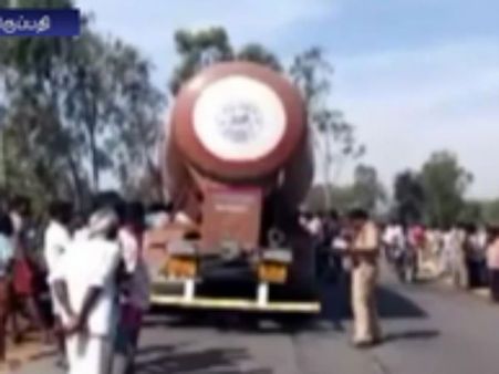 திருப்பதி அருகே கார் மீது லாரி மோதி விபத்து... தாசில்தார் உட்பட 3 பேர் பலி- வீடியோ