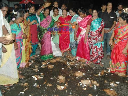 ஜெயலலிதா நலம்... மகிழ்ச்சியில் 108 தேங்காய் உடைத்த அதிமுக மகளிரணி...