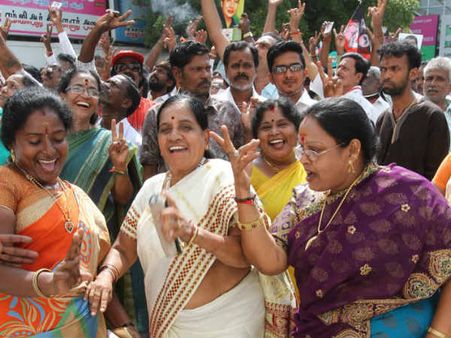 3 தொகுதிகளிலும் அதிமுக ஆதிக்கம்.. குத்தாட்டம் போட்டு மகளிரணி கொண்டாட்டம்