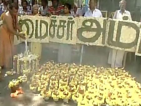 அப்பல்லோ மருத்துவமனை வளாகத்தில் ஜெ. குணமடைய 'பெளர்ணமி' பூஜை