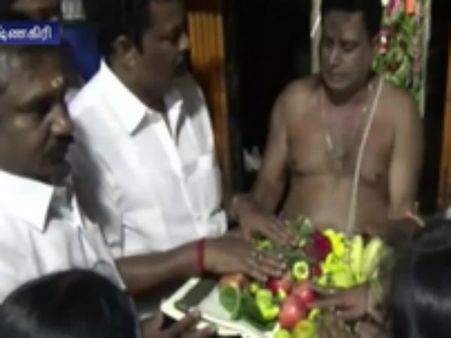 ஜெ. விரைவில் வீடு திரும்ப.. 1008 தேங்காய் உடைத்து அதிமுகவினர் சிறப்பு வழிபாடு- வீடியோ