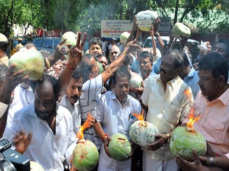 ஜெ.பூரண குணம் பெற வேண்டி.. அப்பல்லோவில் 68 பூசணிக்காய் உடைத்த அதிமுகவினர்!