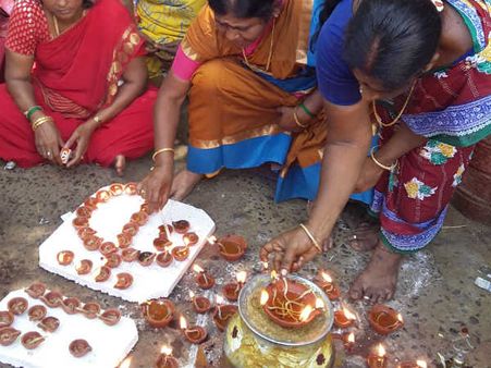 அப்பல்லோ முன்பு பொங்கல் வைத்து, தீபம் ஏற்றி படையலிட்ட அதிமுக மகளிர்!