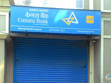 மூடப்பட்ட ஏடிஎம் மையத்திற்கு இறுதிச் சடங்கு நடத்த வந்த 6 பேர் கைது