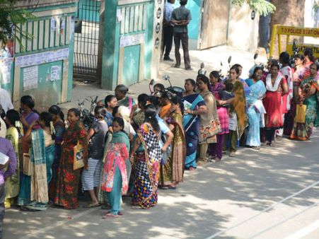 ரூபாய் நோட்டு மாற்ற போறீங்களா.. மறக்காம இதையெல்லாம் கொண்டு போகனும்.. போட்டாங்கல்ல புது 'ரூல்ஸ்'