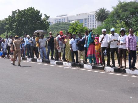 அய்யோ...எல்லாமும் போச்சா... செல்லாத நோட்டுகள் விரக்தியில் தற்கொலை செய்த பொதுமக்கள்