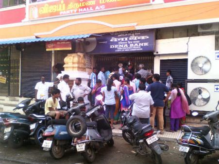 பணம் இன்றாவது கிடைத்துவிடுமா? திறந்துகிடக்கும் ஏடிஎம் மையங்களில் அலைமோதும் மக்கள் கூட்டம்