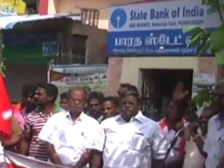 புதுச்சேரியில் ஏடிஎம் மையங்களுக்கு இறுதிச்சடங்கு... மலர்வளையம் வைத்த காங்கிரசார் - வீடியோ