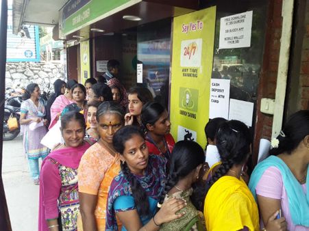 ஏடிஎம் மையங்களில் பணம் கிடைக்கிறதா? வங்கிகளில் நீண்ட கியூ.. நேரடி காட்சிகள்