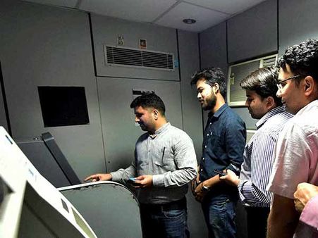 ரூபாய் நோட்டு தட்டுப்பாடு : இன்று சம்பள நாள்... பணம் கிடைக்குமா? - அரசு ஊழியர்கள் கவலை